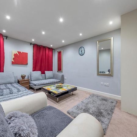 Elegant And Chic 2-Bedroom Basement Apartment In Paddington Londra Exterior foto