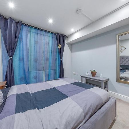 Elegant And Chic 2-Bedroom Basement Apartment In Paddington Londra Exterior foto