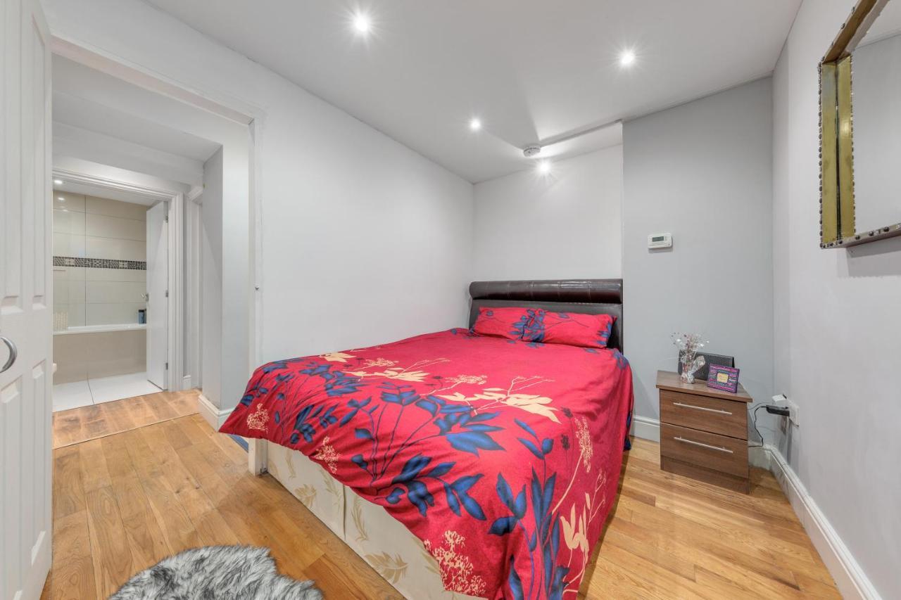 Elegant And Chic 2-Bedroom Basement Apartment In Paddington Londra Exterior foto