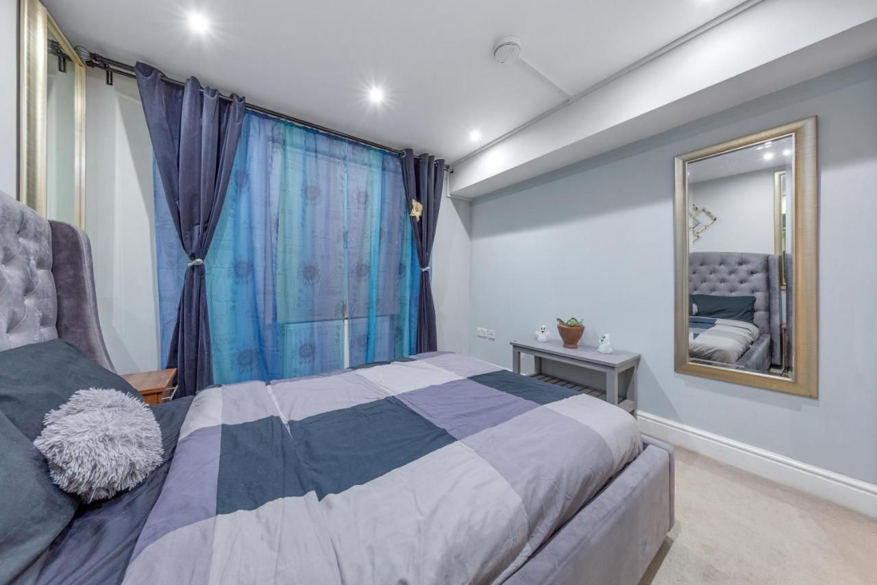 Elegant And Chic 2-Bedroom Basement Apartment In Paddington Londra Exterior foto
