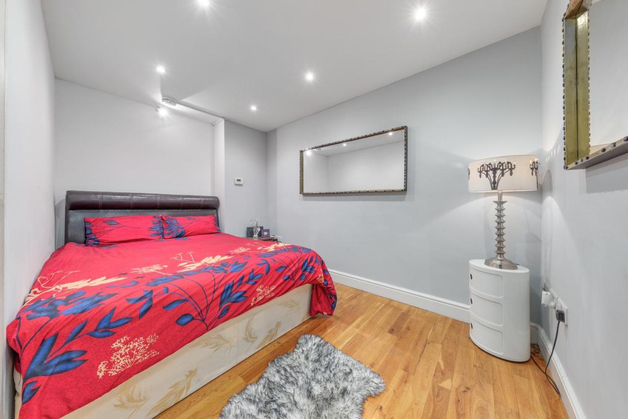 Elegant And Chic 2-Bedroom Basement Apartment In Paddington Londra Exterior foto