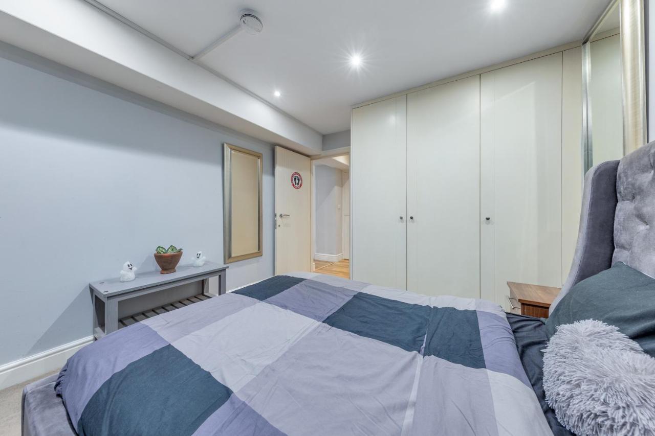 Elegant And Chic 2-Bedroom Basement Apartment In Paddington Londra Exterior foto