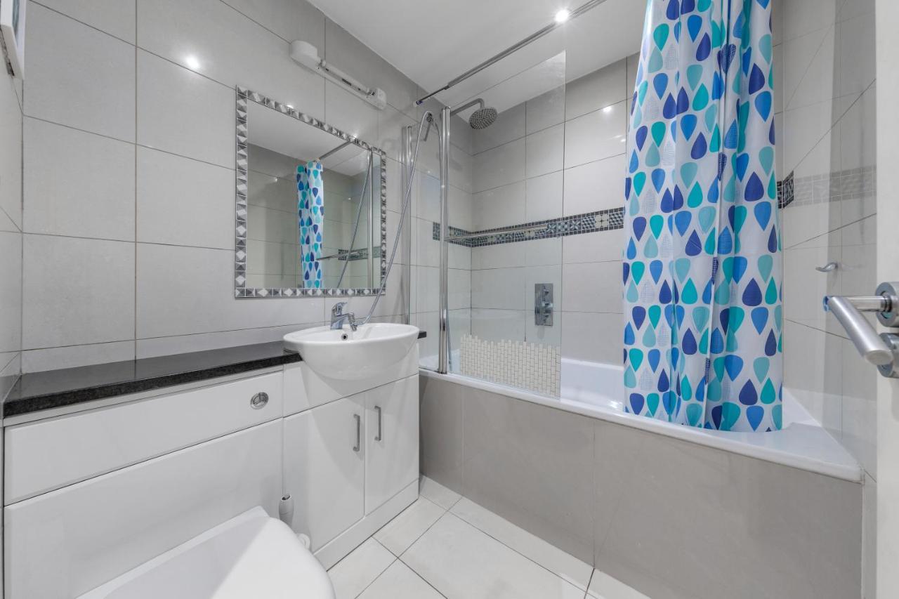 Elegant And Chic 2-Bedroom Basement Apartment In Paddington Londra Exterior foto