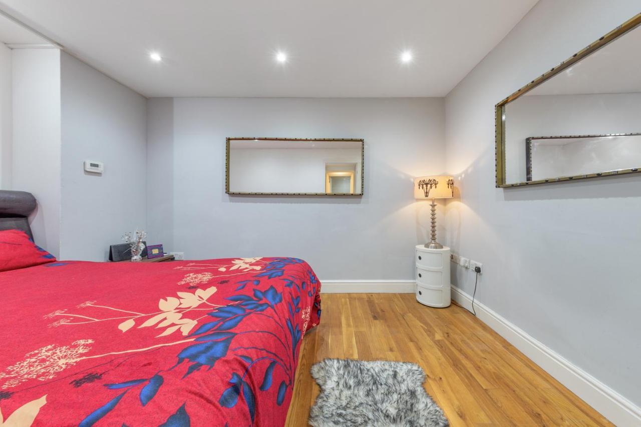 Elegant And Chic 2-Bedroom Basement Apartment In Paddington Londra Exterior foto