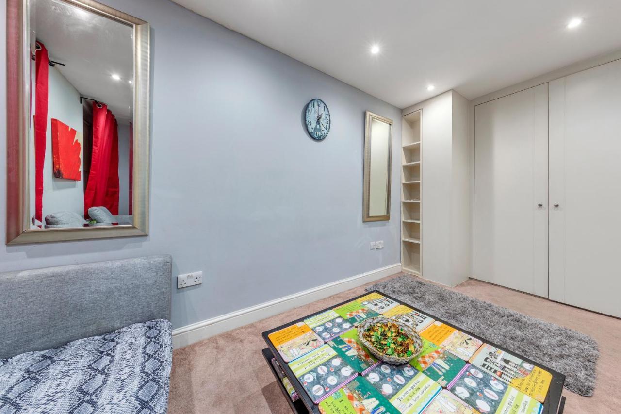 Elegant And Chic 2-Bedroom Basement Apartment In Paddington Londra Exterior foto