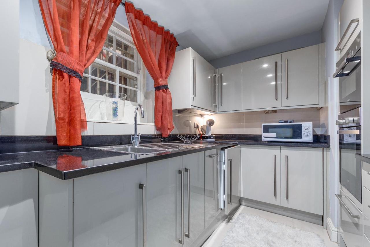 Elegant And Chic 2-Bedroom Basement Apartment In Paddington Londra Exterior foto