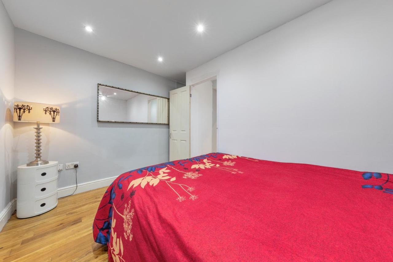 Elegant And Chic 2-Bedroom Basement Apartment In Paddington Londra Exterior foto